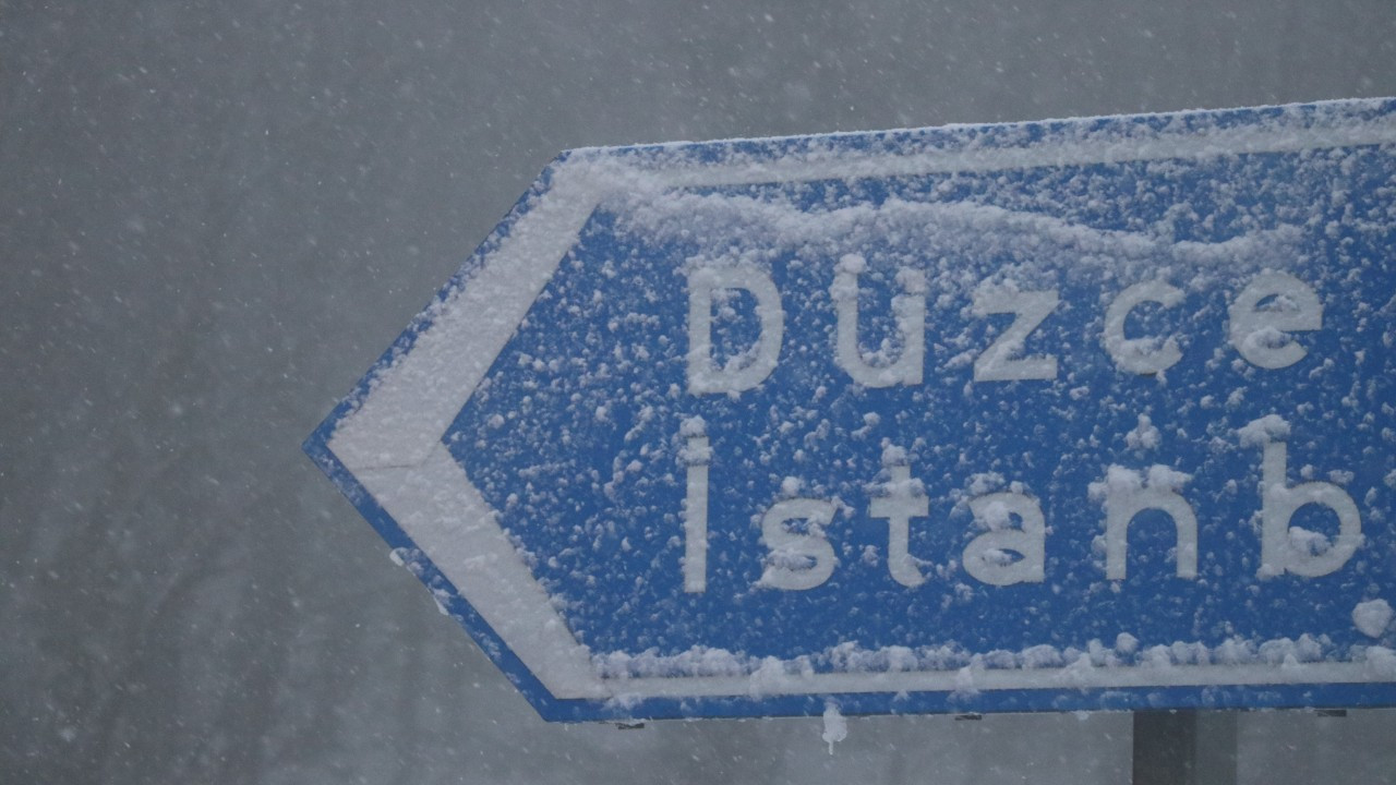 D-100 karayolu Bolu Dağı kesiminde kar kalınlığı 10 santimetreye ulaştı