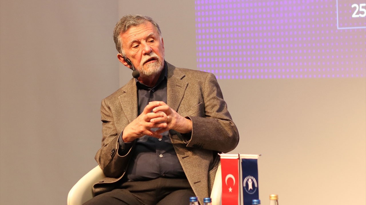 Türkiye Bilişim Vakfı Başkanı Eczacıbaşı, İzmir'de Dönüşüm Sahnesi'ne katıldı