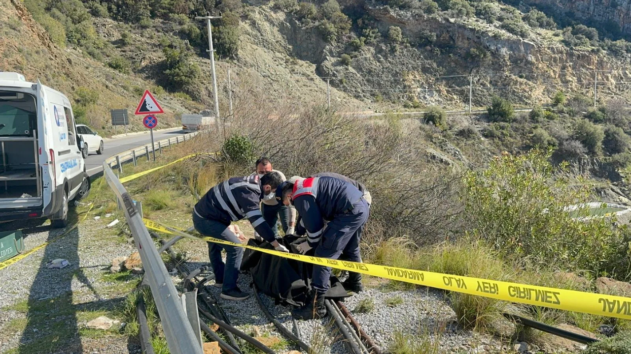 Antalya’da yol kenarında cansız bedeni bulunan kadının eşi ve oğlu tutuklandı