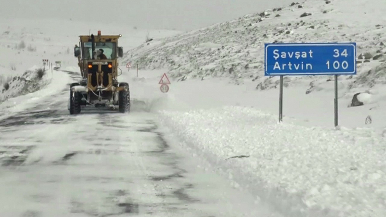 Ardahan-Şavşat kara yolunda karla mücadele eden ekiplerin üzerine çığ düştü