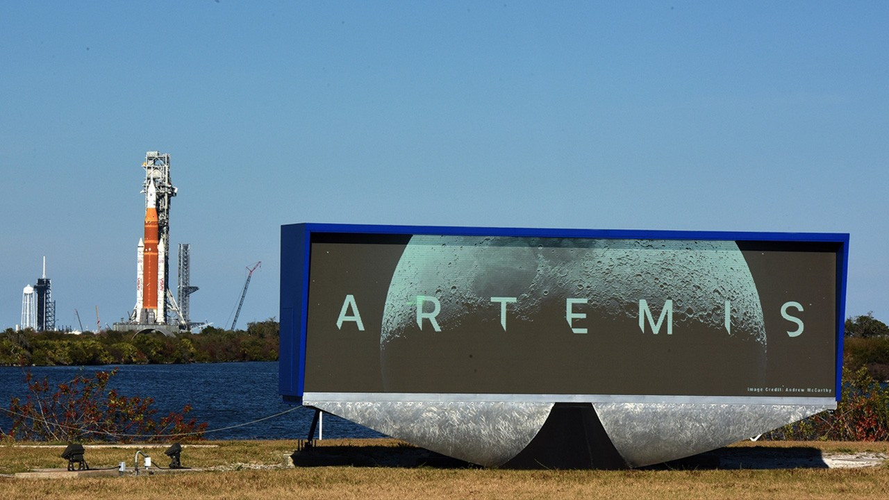 Ay görevi ertelendi: NASA, Artemis II roketini hangara çekiyor