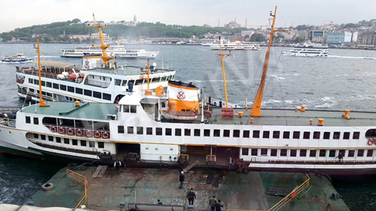 Karaköy'de yolcu vapurunun çarptığı teknedeki kişi denize düştü
