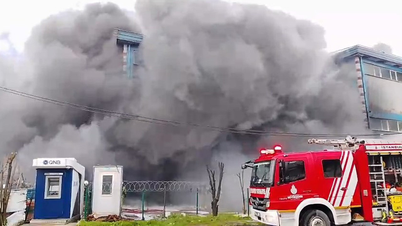 Silivri’de kauçuk fabrikasında yangın: Ekipler müdahale ediyor
