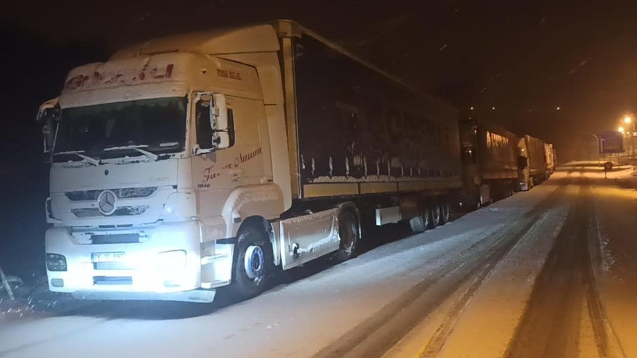Ilgar Dağı geçidi ulaşıma kapandı, TIR'lar yolda kaldı