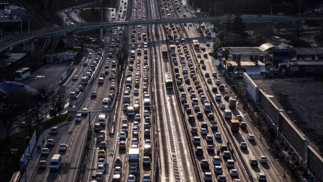 İstanbul trafiğinin Ramazan mesaisi: 16:00'da başlıyor, 18:00'de zirveye çıkıyor, iftar vakti sessizlik hakim (Video)