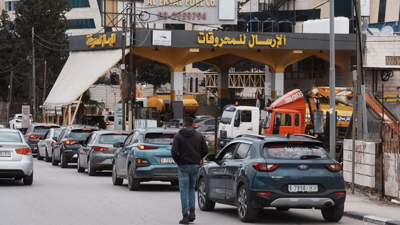 Ramallah'taki benzin istasyonları önünde kuyruklar oluştu