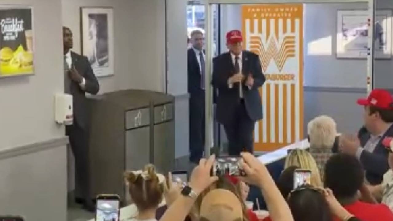 Trump, başkanlık uçağına hamburger sipariş etti, restorandaki müşterilere de ısmarladı (Video)