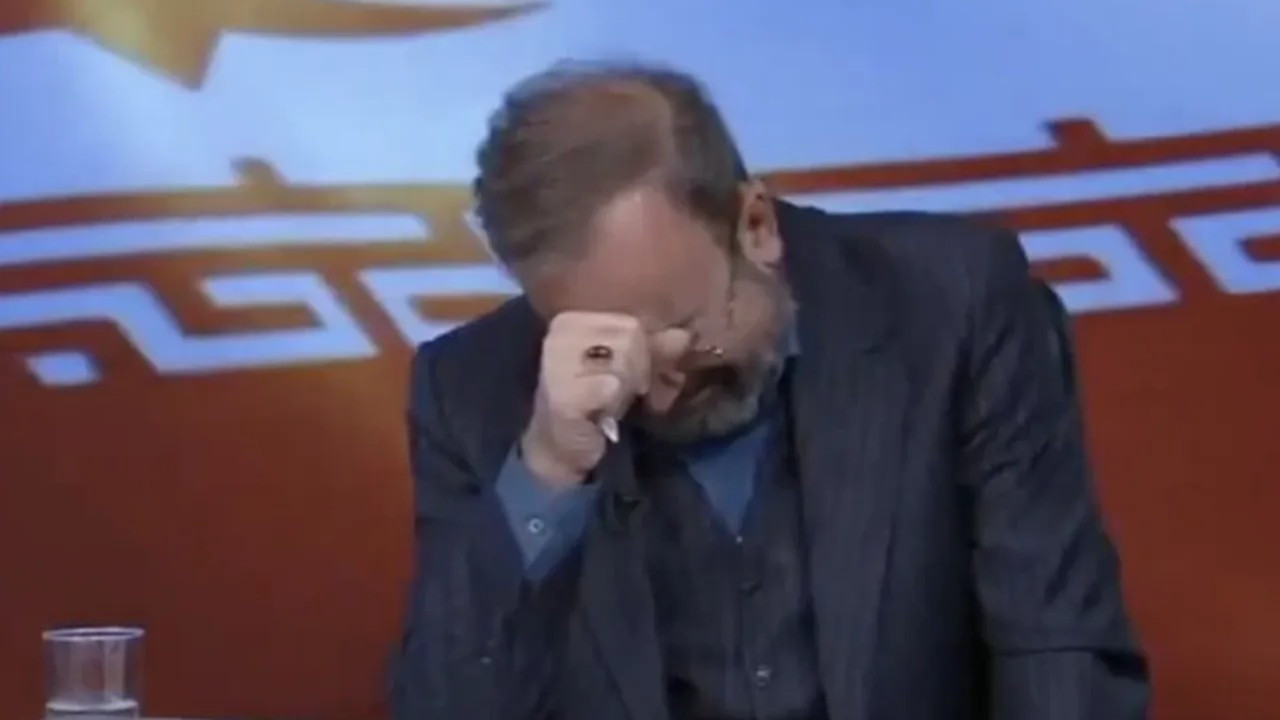 İran televizyonunda spiker Hamaney'in ölümünü ağlamaktan sunamadı!