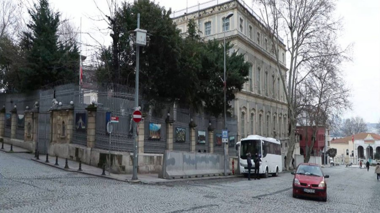 İran'ın İstanbul Başkonsolosluğu'nda bayraklar yarıya indirildi