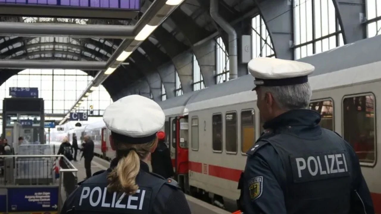 Almanya'da Bremen tren istasyonu, bomba ihbarı nedeniyle tahliye edildi