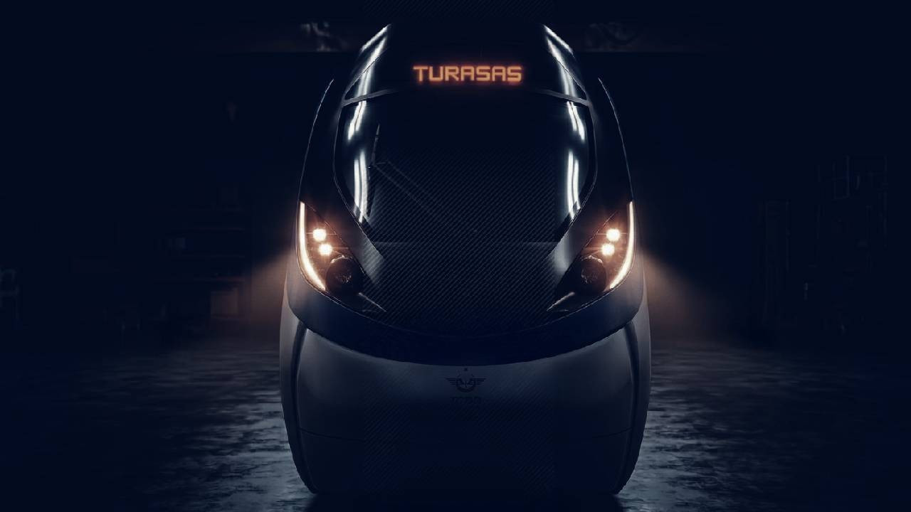 Türkiye'nin ürettiği ilk hızlı tren, cuma günü raylara iniyor