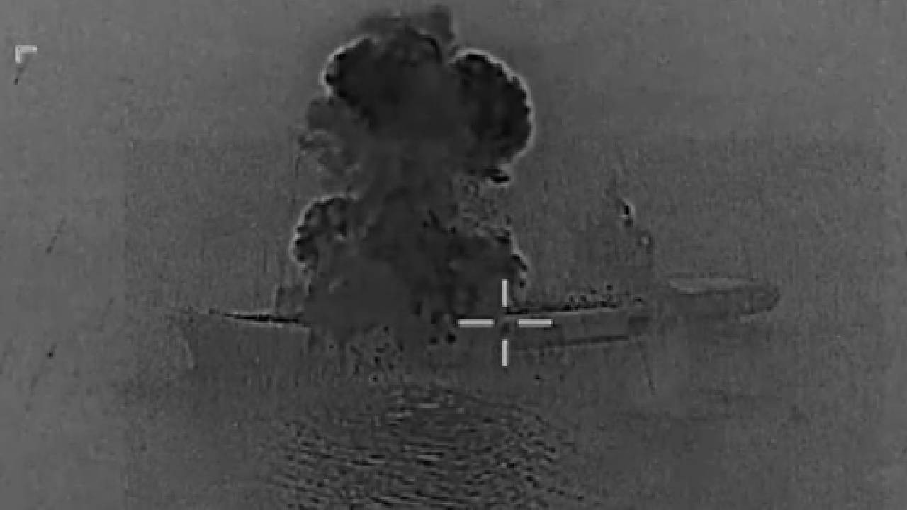 ABD, İran’a ait İHA gemisine yönelik saldırının görüntülerini yayınladı (Video)