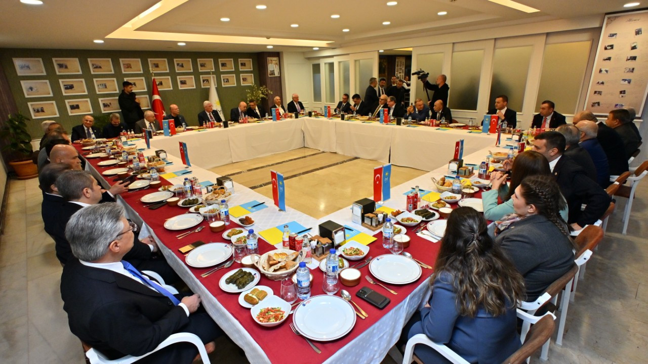 Dervişoğlu, İYİ Partili milletvekilleriyle iftarda buluştu