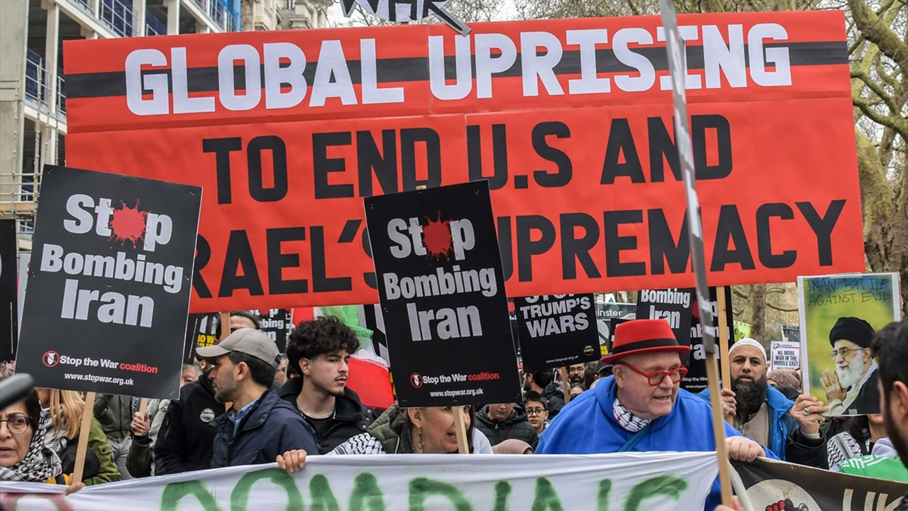 İngiltere'de savaş karşıtları, ABD'nin Londra Büyükelçiliğine yürüdü