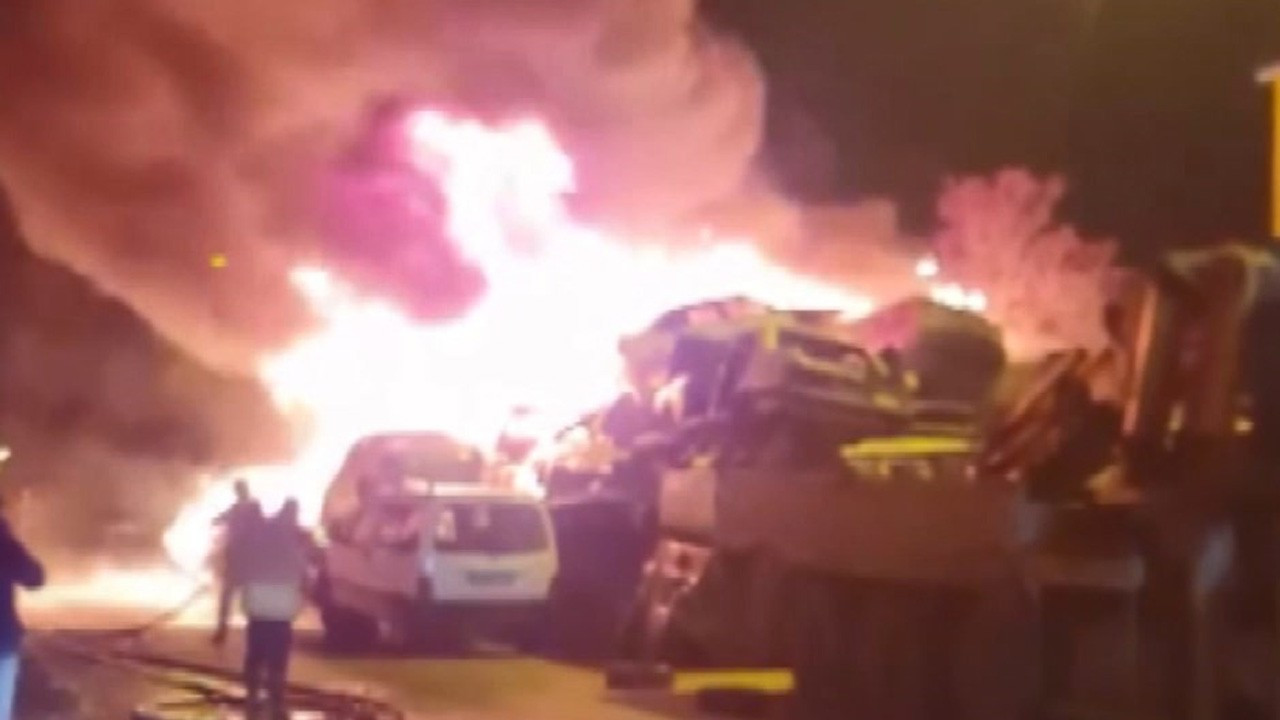 Sanayi sitesinde yangın çıktı, 100 hurda araç alev alev yandı