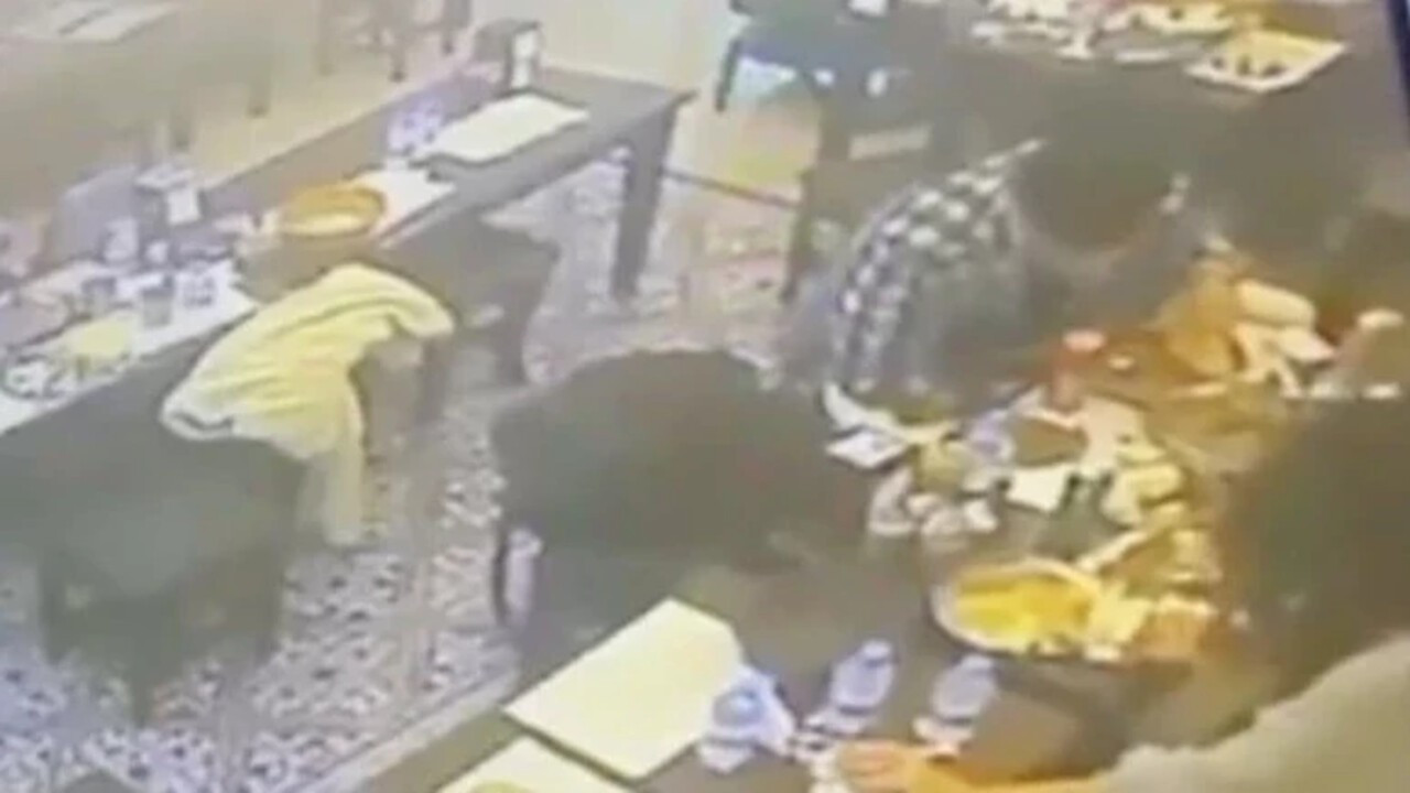 Taksim'de restoranda yemekten çıkan böcek müşterinin dudağını ısırdı