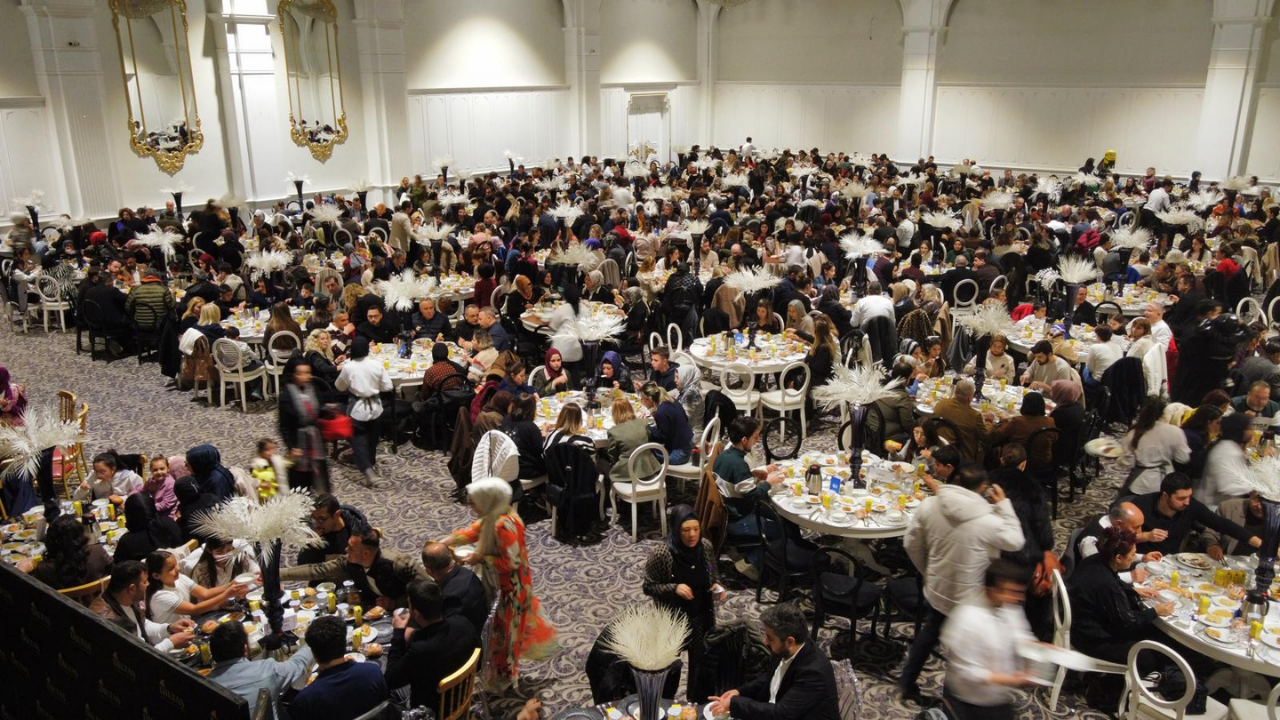 Çocuk Kalbi Derneği’nin düzenlediği iftarda 1000 kişi çocuklar için aynı sofrada buluştu