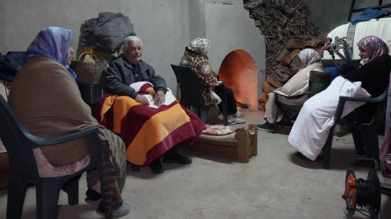 Denizli'de 5.1 büyüklüğündeki depremin ardından yaşanan artçılardan korkanlar dışarda sabahladı (Video)