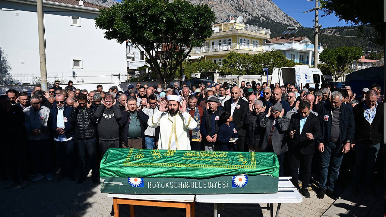 Teknik direktör Engin Fırat, Antalya’da son yolculuğuna uğurlandı