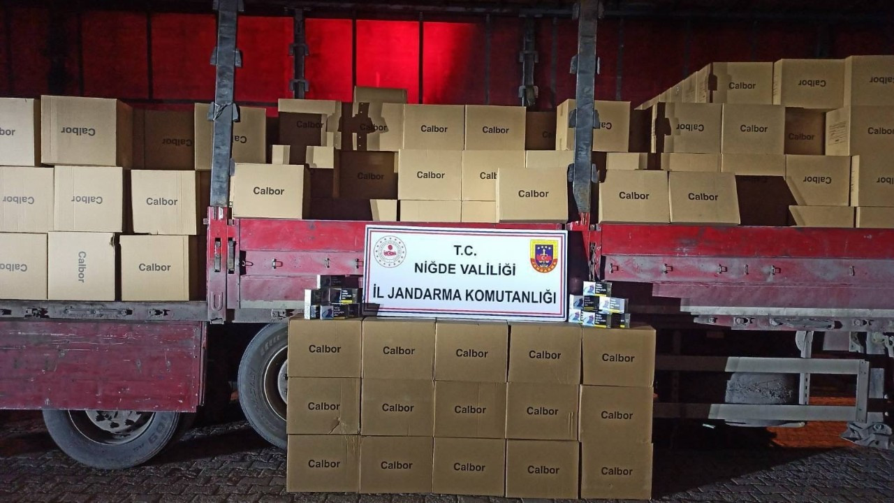 Tırın çekici dorsesinde 8 milyon 800 bin kaçak sigara ele geçirildi
