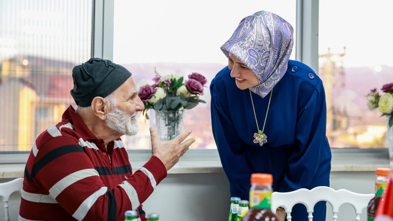 Yılmaz, Huzurevinde yaşlılarla iftarda bir araya geldi