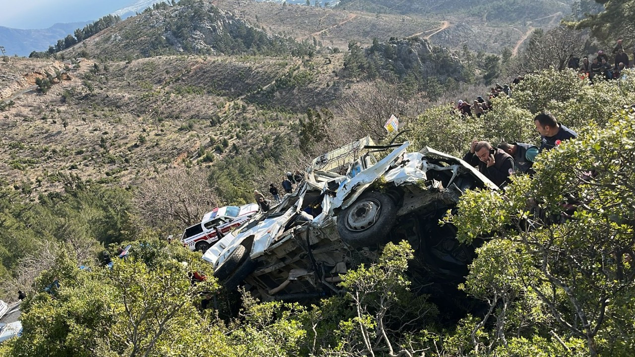 Mersin'de işçileri taşıyan servis devrildi: Ölüler ve yaralılar var