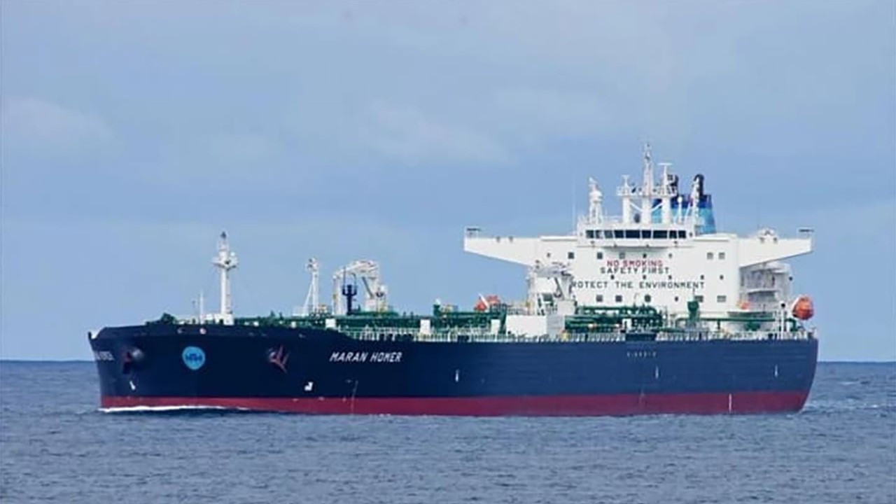 Yunan bandıralı bir petrol tankeri Rusya sularında vuruldu