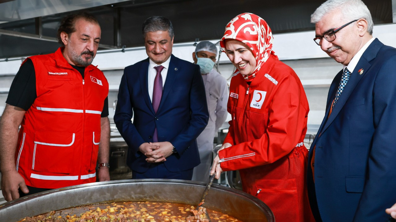 Türk Kızılay aşevi açtı, tarihi köprüde iftar verdi