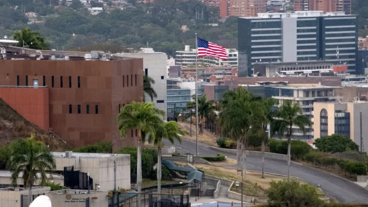 Venezuela'da yedi yıl sonra ABD bayrağı göndere çekildi