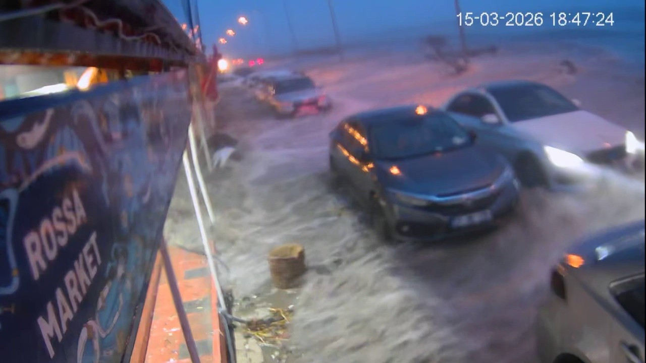 Hatay'da kuvvetli fırtınayla deniz taştı, iş yerlerini su bastı