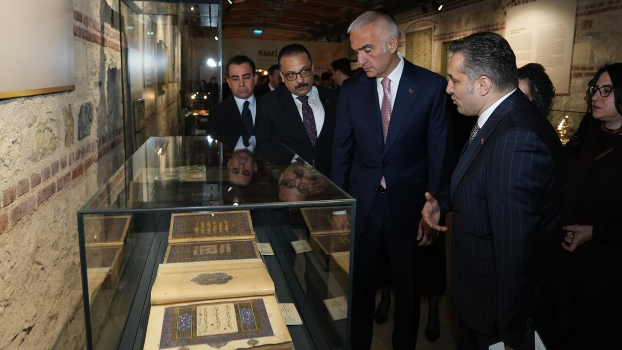 Bakan Ersoy, çalınan 2 İznik çinisinin Türkiye'ye iade edildiğini duyurdu