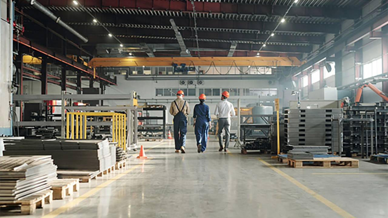 Savaş, fabrikalara erken tatil yaptırdı