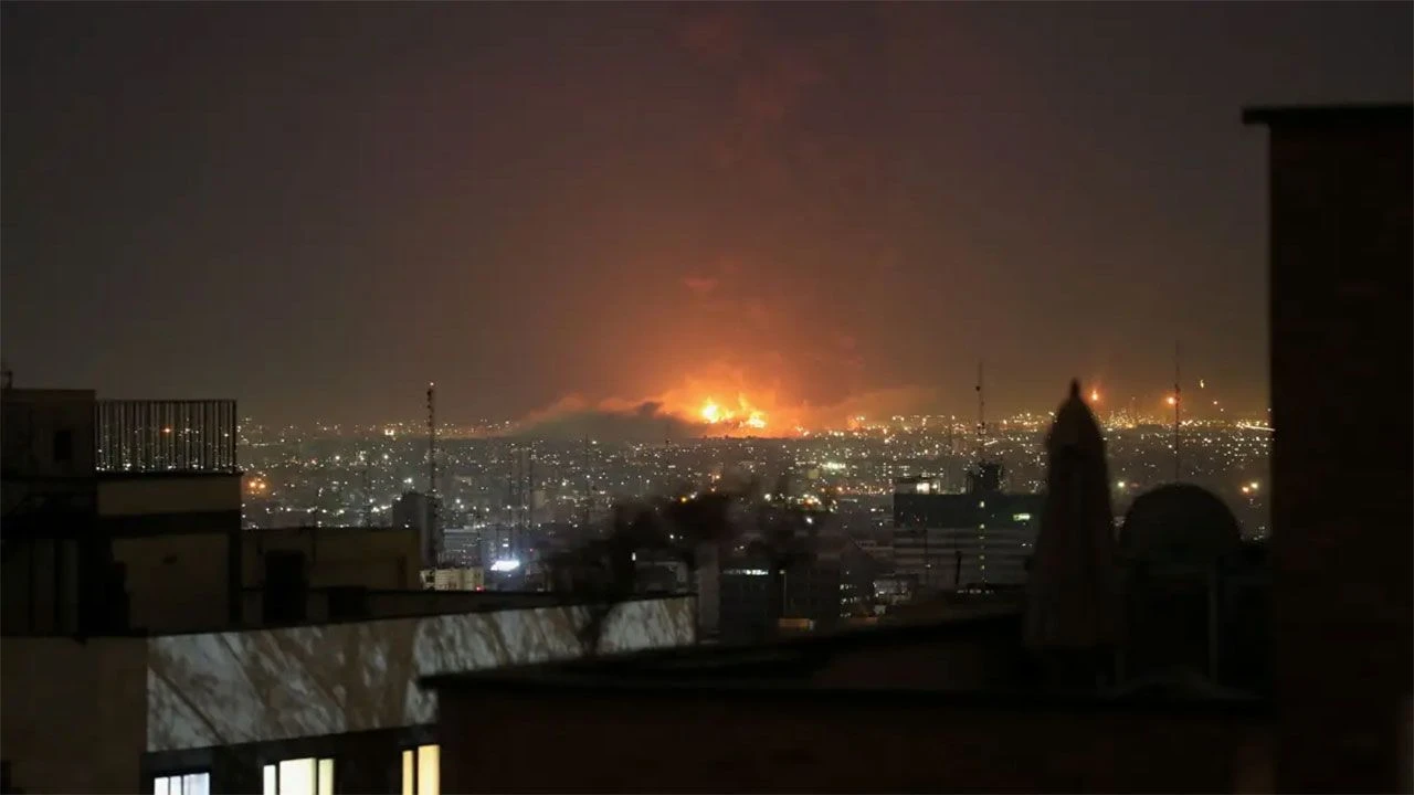 İran, ABD-İsrail'in petrol rafinelerine saldırılarına misilleme olarak bölgedeki petrol tesislerini vuracağını bildirdi