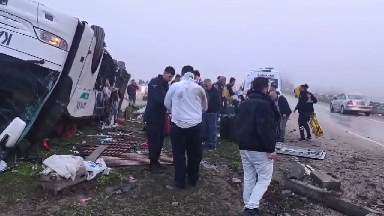 Bayram sabahı can pazarı! Yolcu otobüsü devrildi: Ölü ve yaralılar var