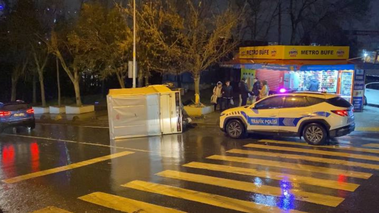Bayrampaşa’da kamyonet devrildi: Üç kişi ölümden döndü