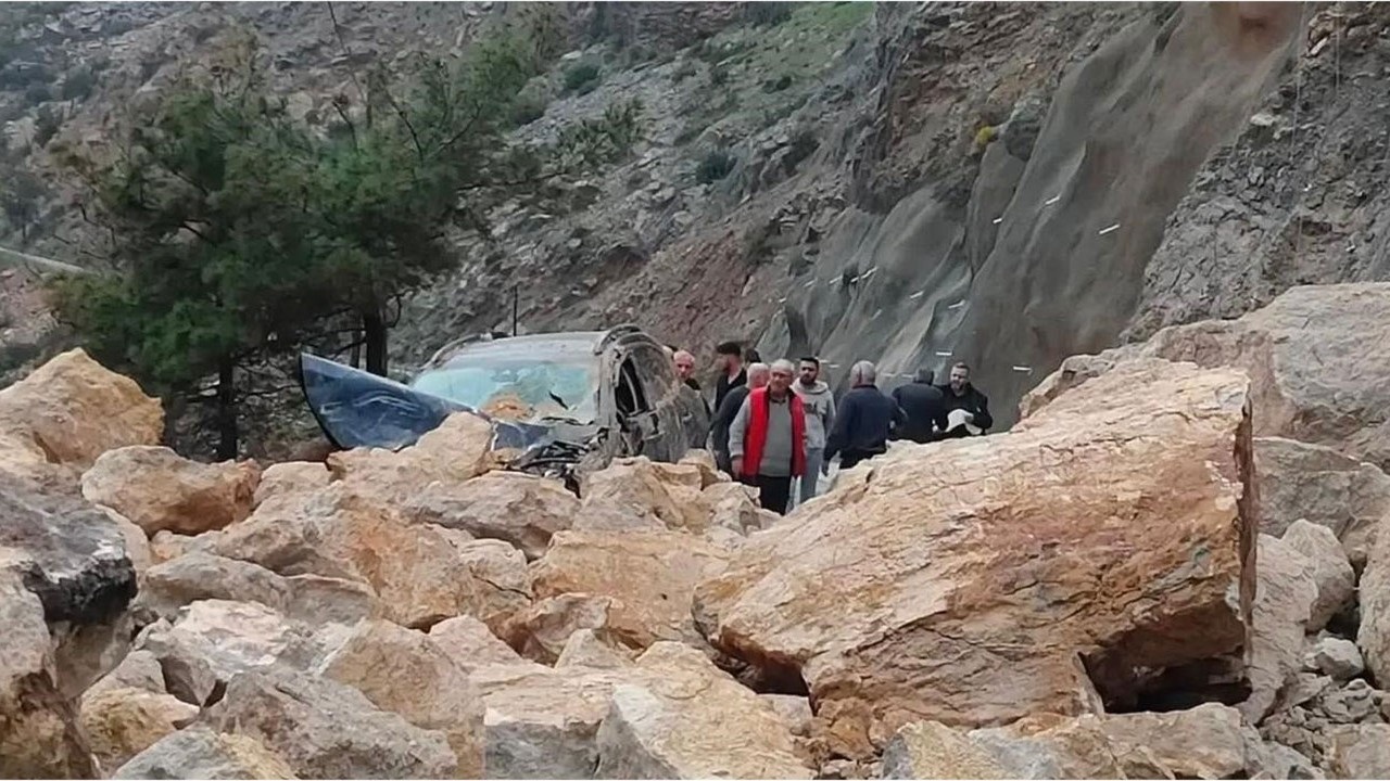 Mersin-Antalya karayolunda heyelan: Yol trafiğe kapandı