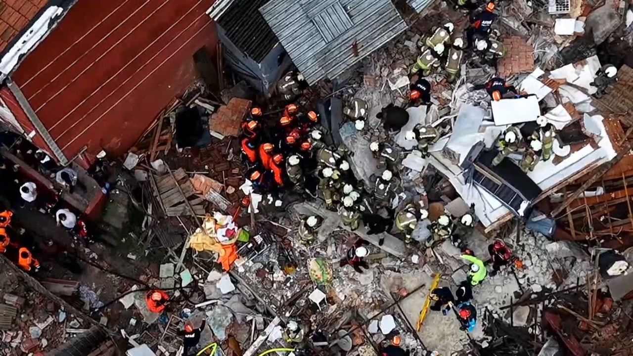 Fatih'te 2 bina çöktü | Bakan Gürlek: Adli soruşturma başlatılmıştır