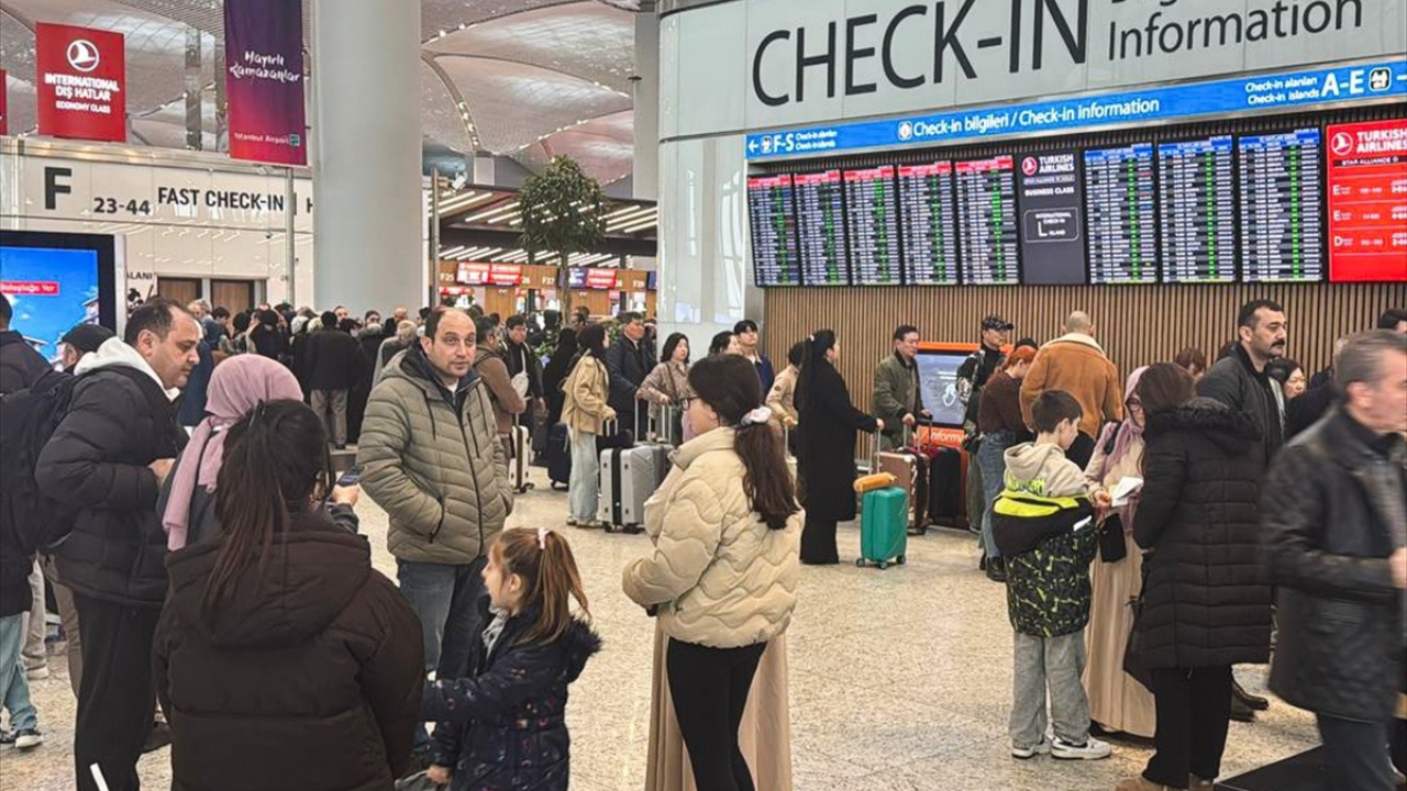 İstanbul havalimanlarında tatil dönüşü yoğunluğu yaşanıyor