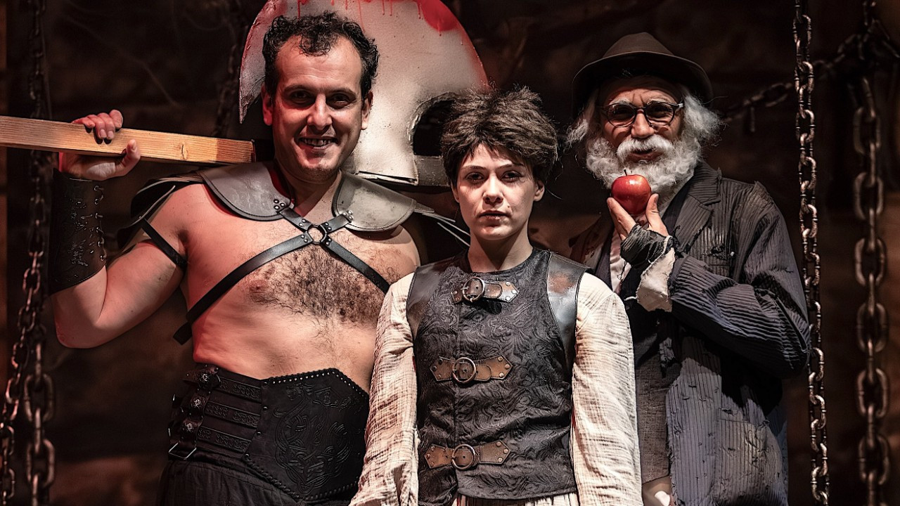 Sahnenin ışığı sönmez: Dünya Tiyatro Günü’nde farklı iki yolculuk