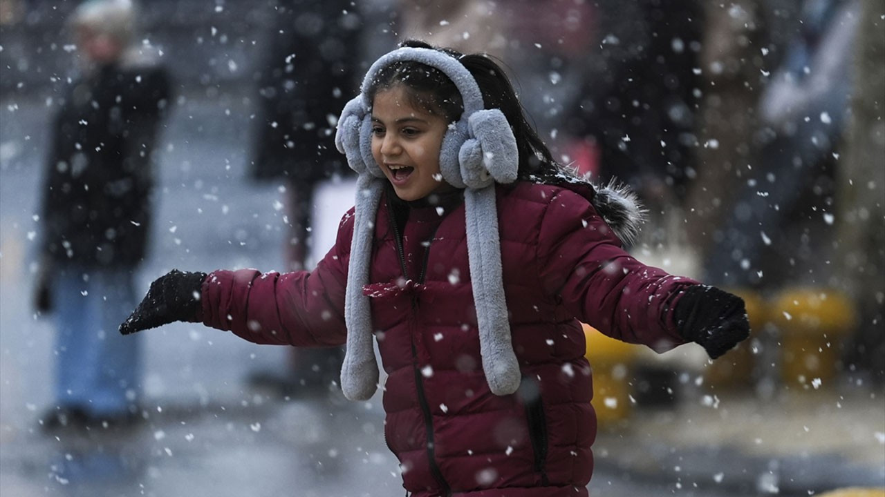 Hakkari ve Yüksekova'da eğitime kar engeli