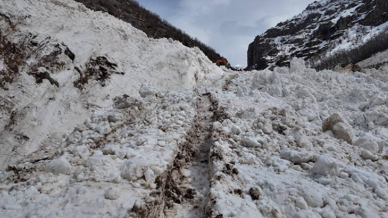 Şırnak'a son dönemlerin en büyük çığı düştü