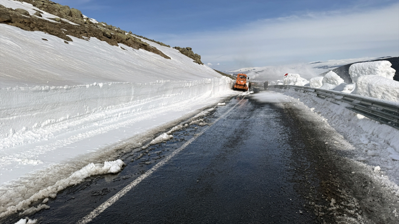 Ardahan'da kar nedeniyle üç buçuk aydır kapalı olan yol açılıyor
