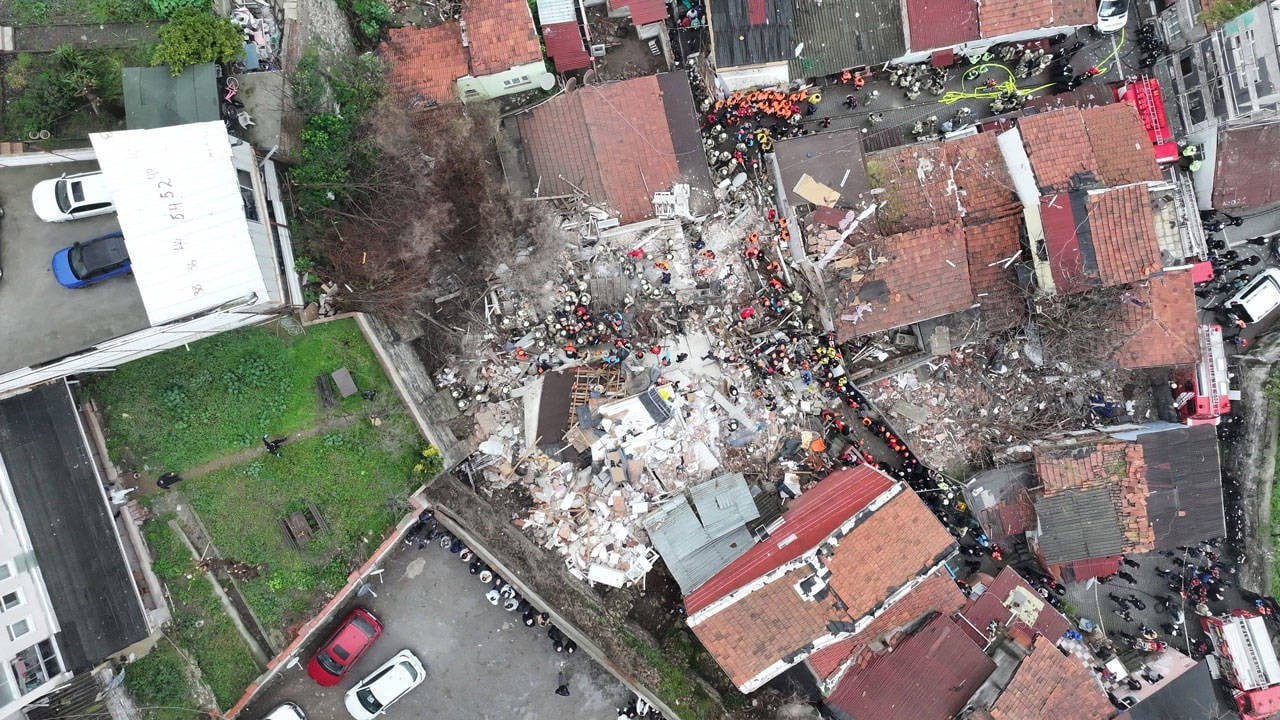 Fatih'te iki binanın çökmesi sonucu yaralanan 2 kişi taburcu edildi