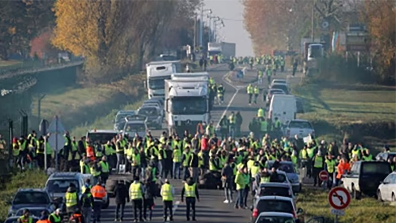 Fransa’da kamyon şoförleri, yüksek akaryakıt fiyatları nedeni ile sokağa döküldü