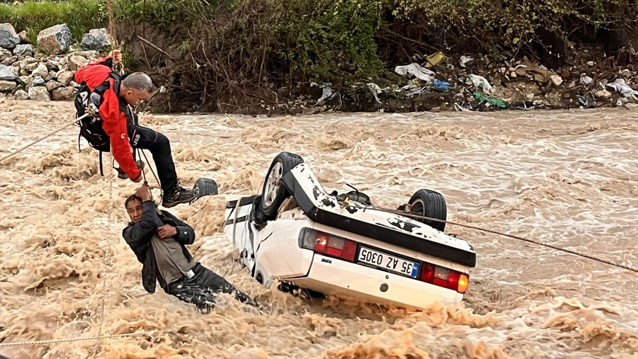 Muğla'da sele kapılan araçtaki 2 kişiden biri öldü, diğeri kurtarıldı