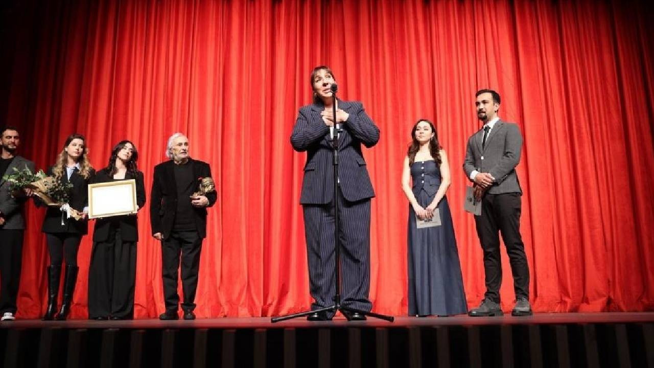 Ödülünü Müjdat Gezen'den alan Binnur Kaya gözyaşını tutamadı: ‘Rüyada gibiyim'