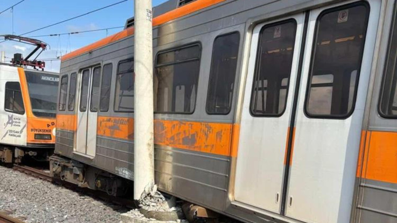 Adana'da metro raydan çıkıp direğe çarptı: Yolcular tahliye edildi
