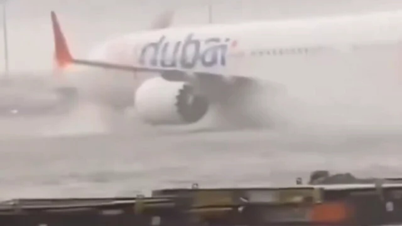 Dubai'de sokaklar bataklığa döndü, havalimanı sular altında kaldı!