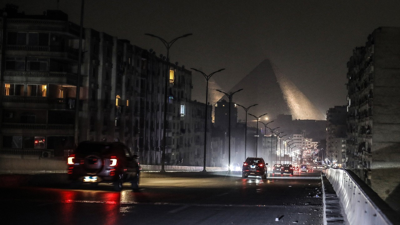 Mısır'da tasarruf tedbirleri: Dükkanlar erken kapandı, sokaklar karanlığa büründü