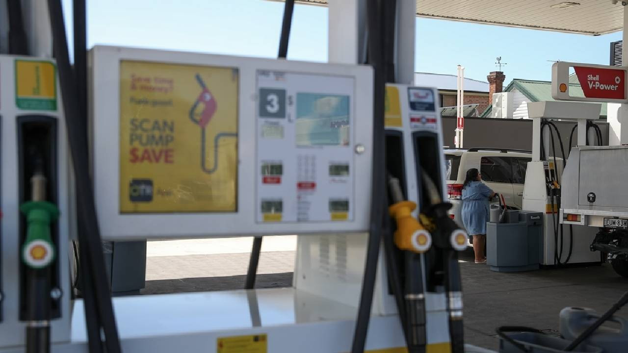 Avustralya, Orta Doğu'daki savaş nedeniyle akaryakıt vergisini yarıya indirdi